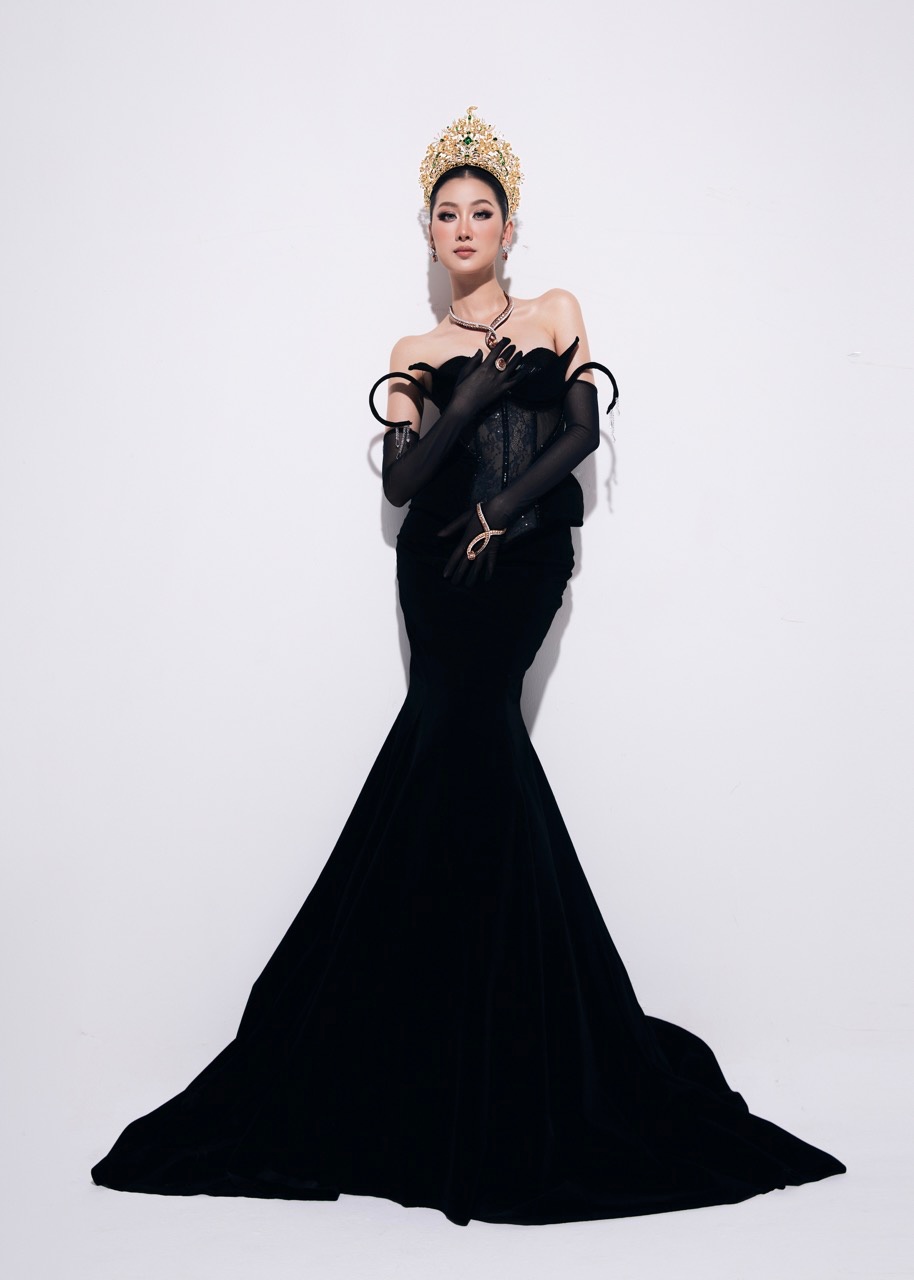 Gui loi nhan den cac thi sinh Miss Grand Vietnam 2025, Que Anh khich le: “Hay tu tin va toa sang theo cach rieng cua minh. Dung ngan ngai tao nen nhung dau an dang nho cho hanh trinh truong thanh”.  