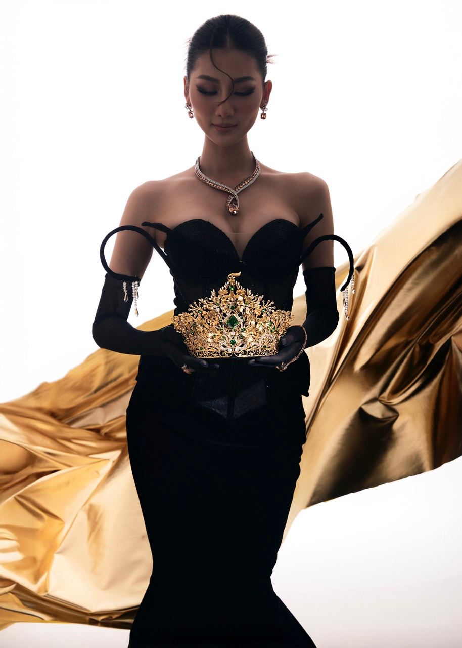 Dien trang phuc den om sat va doi vuong mien Miss Grand Vietnam, nguoi dep khoe than thai tu tin va duong cong quyen ru, ghi lai dau an dac biet sau hanh trinh mot nam nhiem ky.  