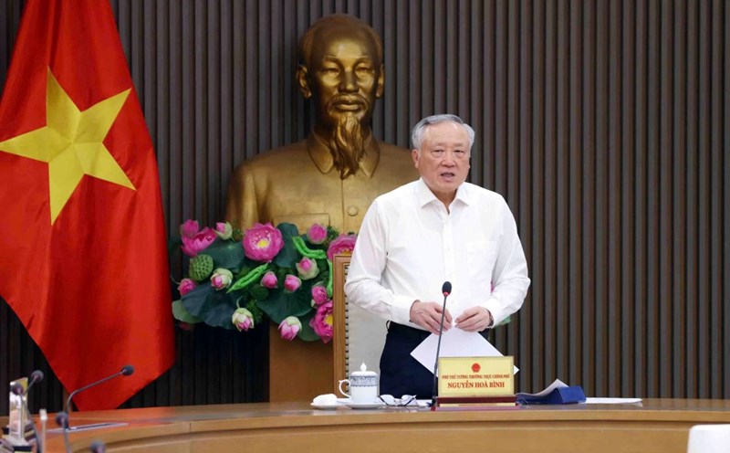 Politburo member and Permanent Deputy Prime Minister Nguyen Hoa Binh requested to increase the "resistance" of cadres, party members and sharps in fighting and refuting erroneous and hostile views in the new situation. Photo: Nguyen Hoang