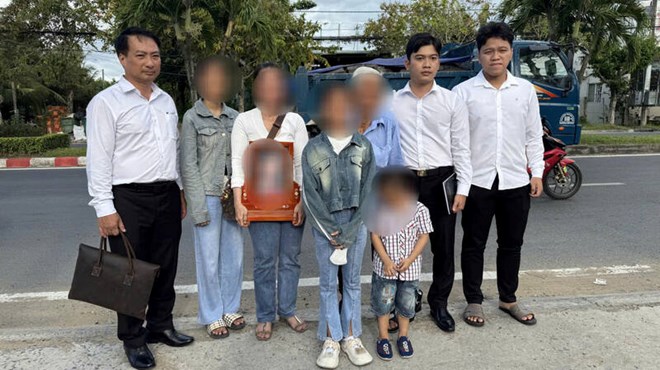 The family of the female student who died went to the Investigation Police Agency - Vinh Long Provincial Police to work on the contents related to the accident. Photo: Hoang Loc