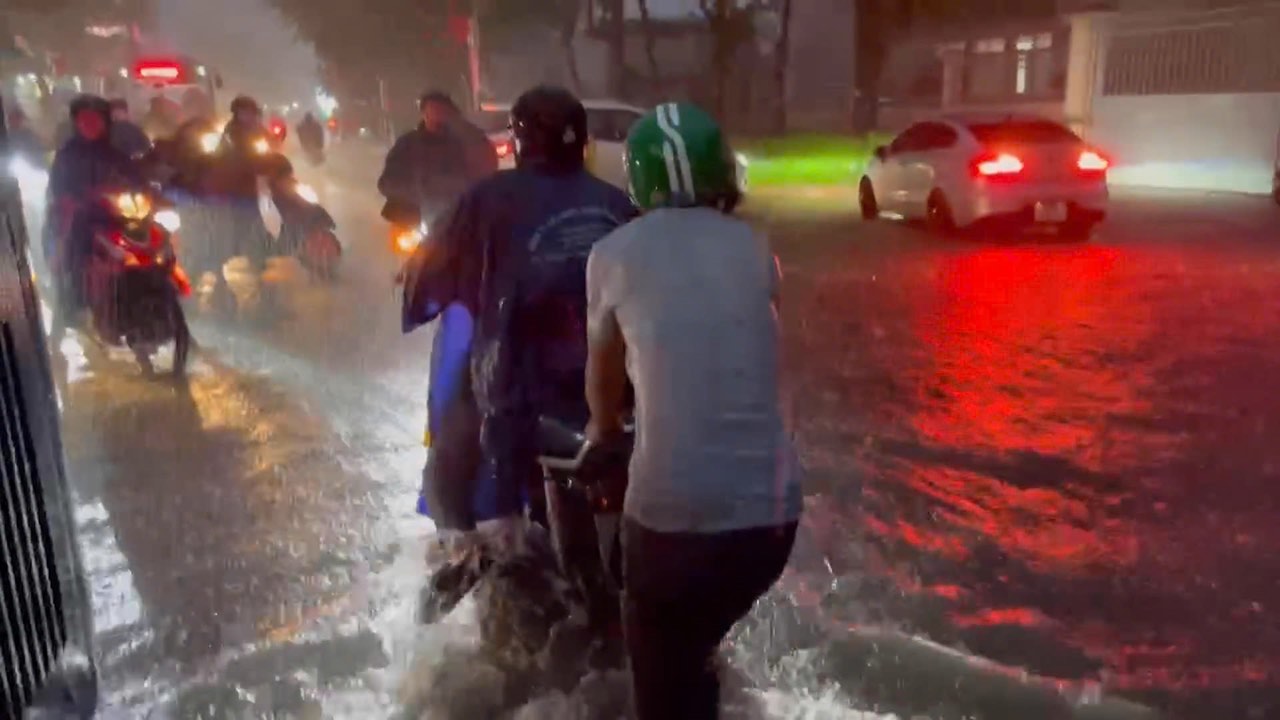 Prolonged heavy rain causes many streets in Ho Chi Minh City to be deeply flooded, people struggle to move motorbikes