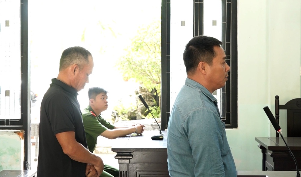 Two men in Hue were sentenced to prison for forging driver's licenses.