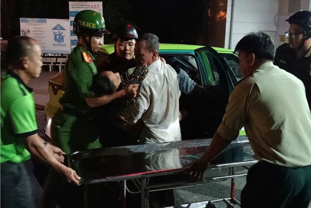La fuerza policial del barrio de Long Xuyen apoya el traslado del paciente al hospital para recibir tratamiento de emergencia. Foto: proporcionada por la policia
