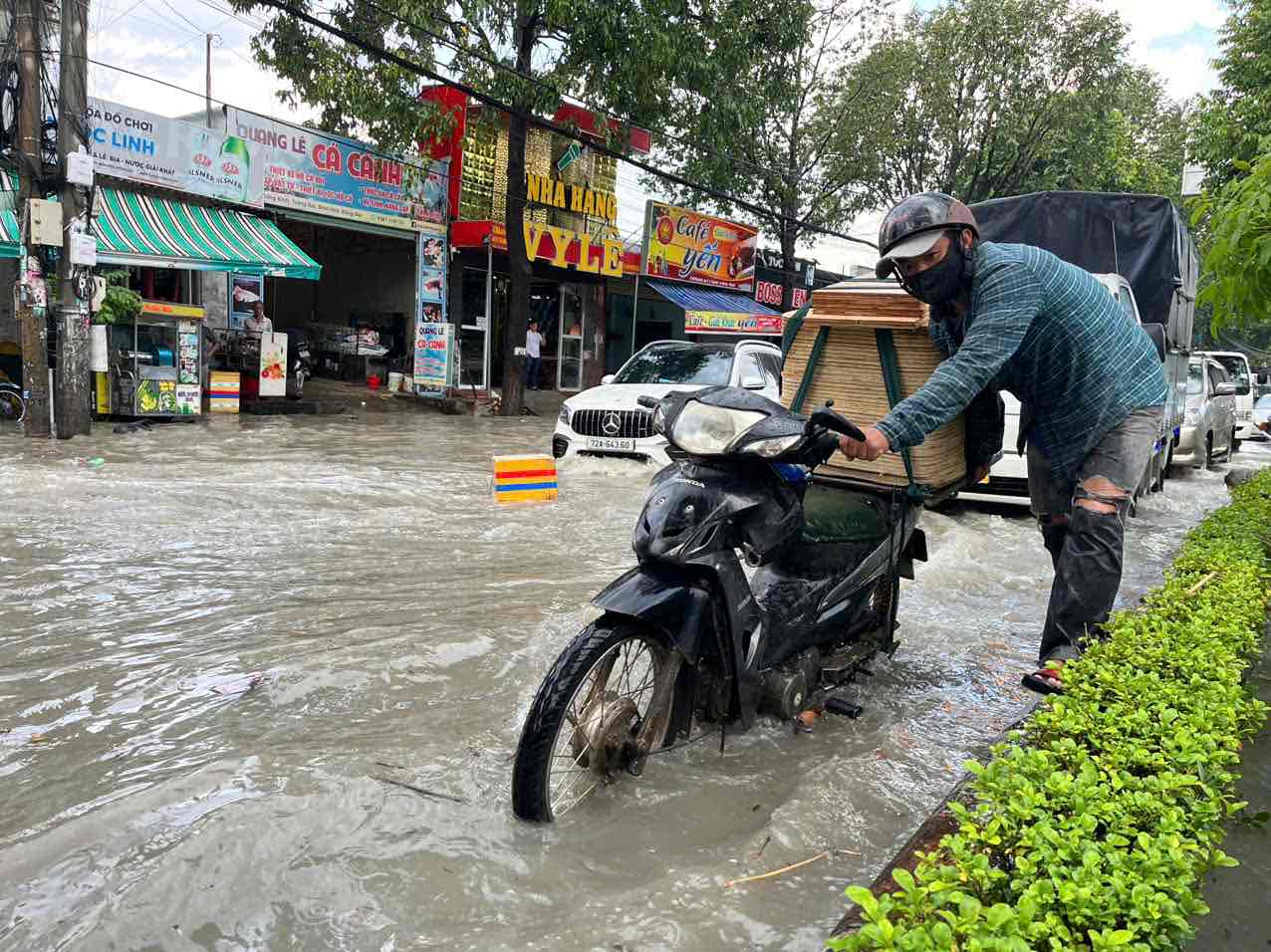 Viec di lai cua nguoi dan gap nhieu kho khan do duong ngap nang.