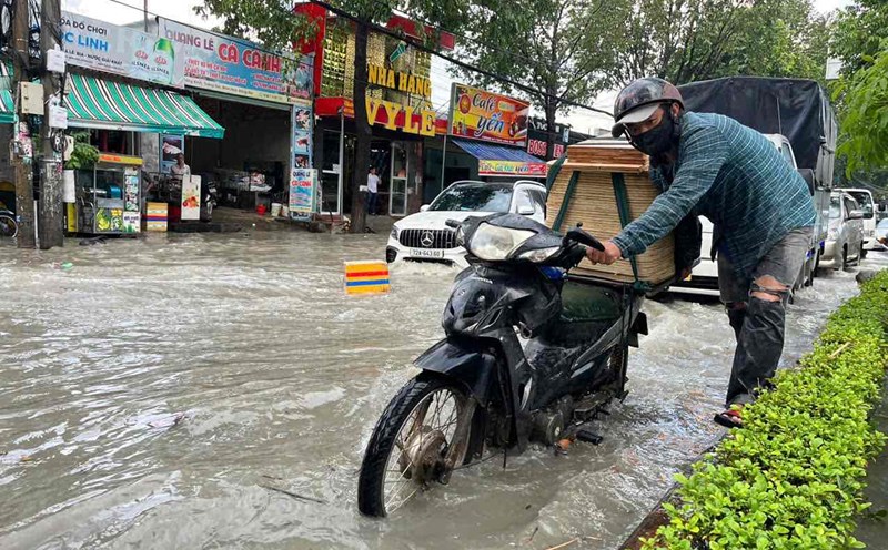 Dong Nai heavy rain, flooded roads on August 5. Photo: HAC