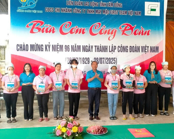 람동성 노동 연맹은 First Team 베트남 의류 유한 회사 지점 간선 급식소에서 어려운 상황에 처한 노동자 10명에게 선물을 증정했습니다. 사진: 반 훙