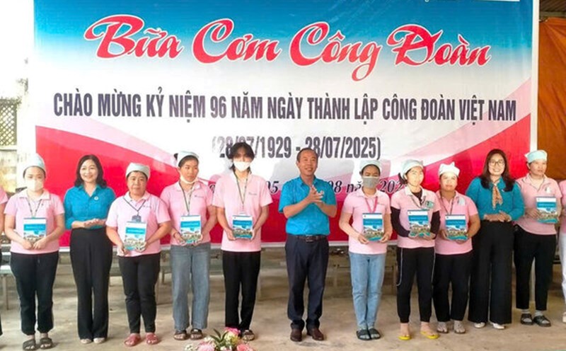 Lam Dong Provincial Labor Federation presented 10 gifts to workers in difficult circumstances at the "Union Meal" of the First Team Vietnam Garment Company Limited Branch. Photo: Van Hung