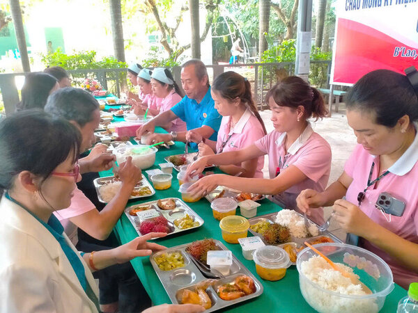 Ong Nguyen Phu Hoang – Chu tich Lien doan Lao dong tinh Lam Dong (ao xanh) tham du “Bua com Cong doan” tai Chi nhanh Cong ty TNHH May mac First Team Viet Nam. Anh: Le Hung
