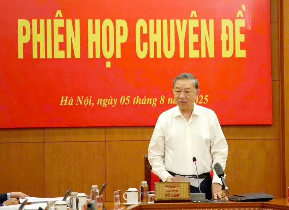 General Secretary To Lam - Head of the Central Steering Committee on perfecting institutions and laws - chaired the thematic meeting of the Steering Committee. Photo: Hien Hoa