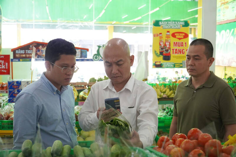 Lanh dao So Cong Thuong TPHCM kiem tra san pham gan tick xanh trach nhiem. Anh: Ngoc Le