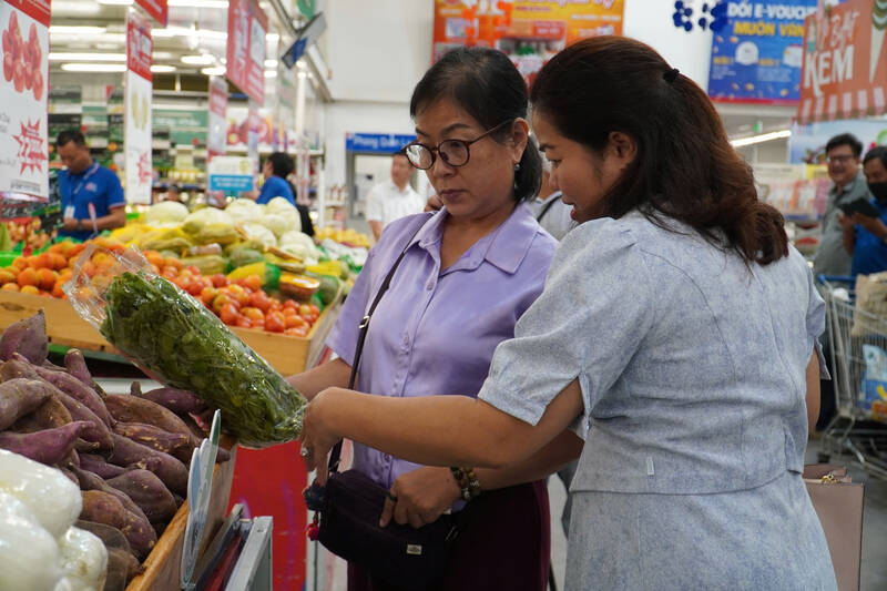 Nguoi dan TPHCM uu tien lua chon nhung san pham co gan tick xanh tai cac sieu thi. Anh: Ngoc Le