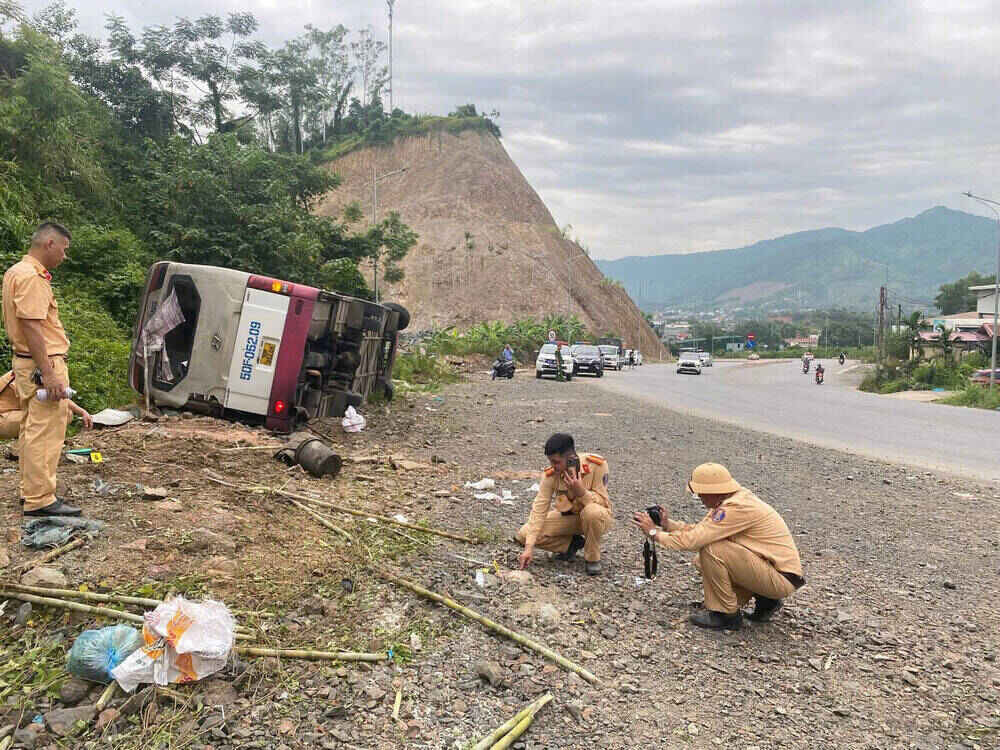 Phu Tho 省 Thong Nhat 区 Cun 峠での事故現場。写真: Hai Dang.