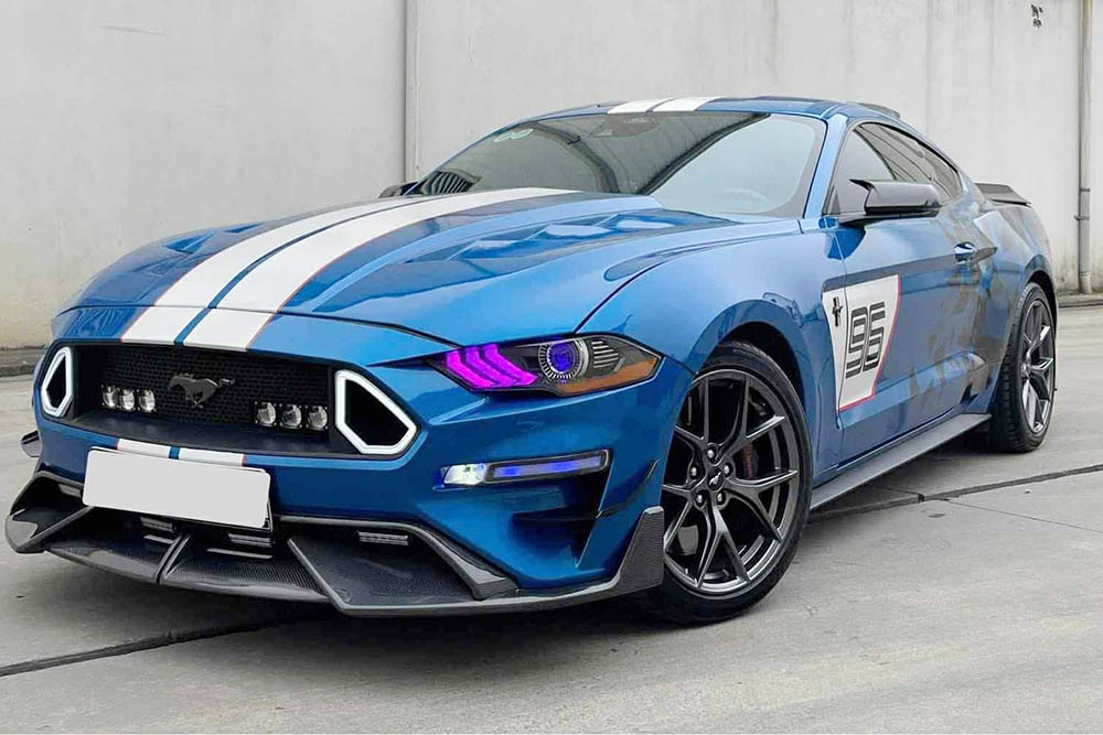 El Ford Mustang EcoBoost 2.3L modificado con una apariencia deportiva y un extraño kit de carroceria aparecio en el mercado de coches usados en Vietnam. Foto: Vinh Khai