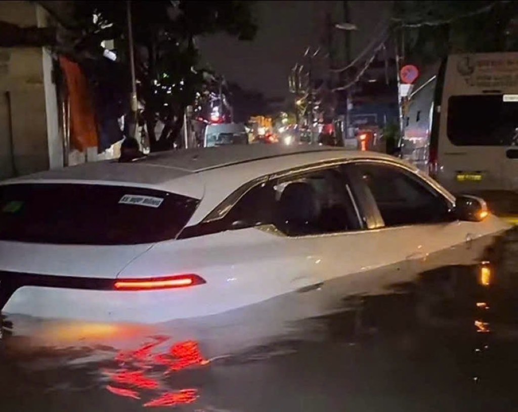 Tai phuong Tam Binh (TP Thu Duc cu), mua lon gay ngap den nua chiec xe o to. Anh: Anh Tu