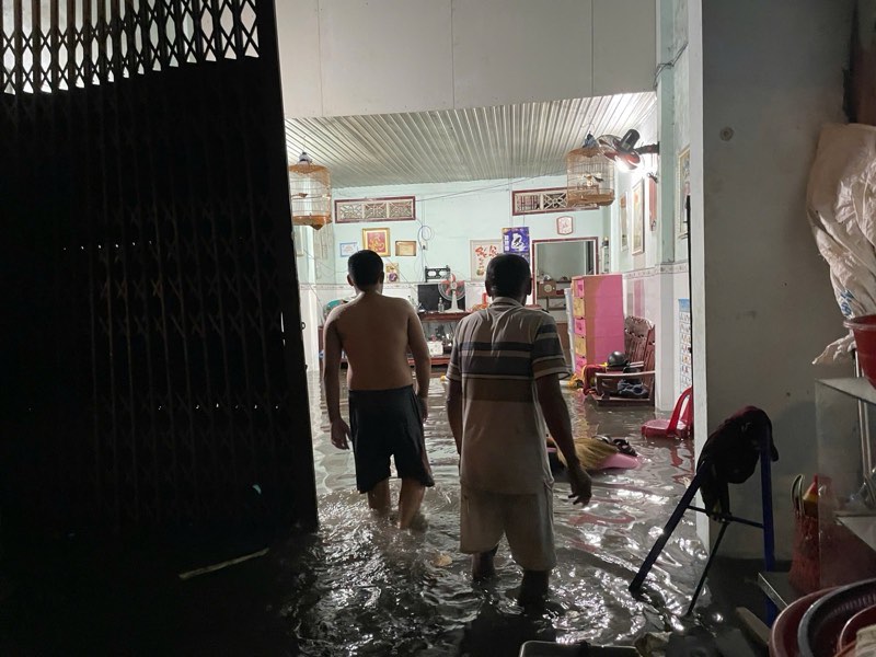 Nuoc tran ca vao nha khien sinh hoat thuong ngay cua nguoi dan bi dao lon. Anh: Anh Tu