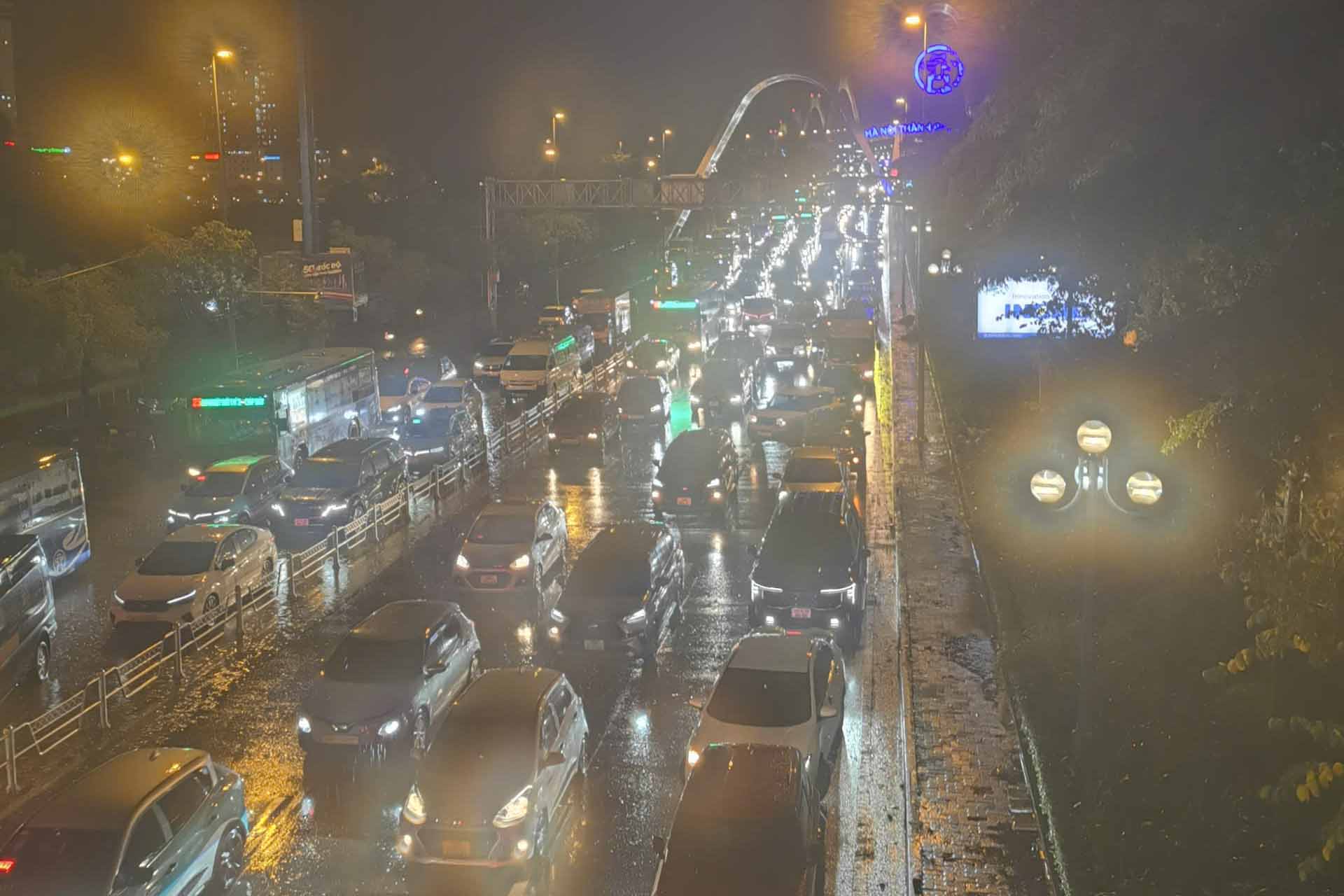 Phuong tien xep thanh hang dai tren duong Vo Chi Cong huong ve trung tam Ha Noi, toi 5.8. Anh: Duc Hieu