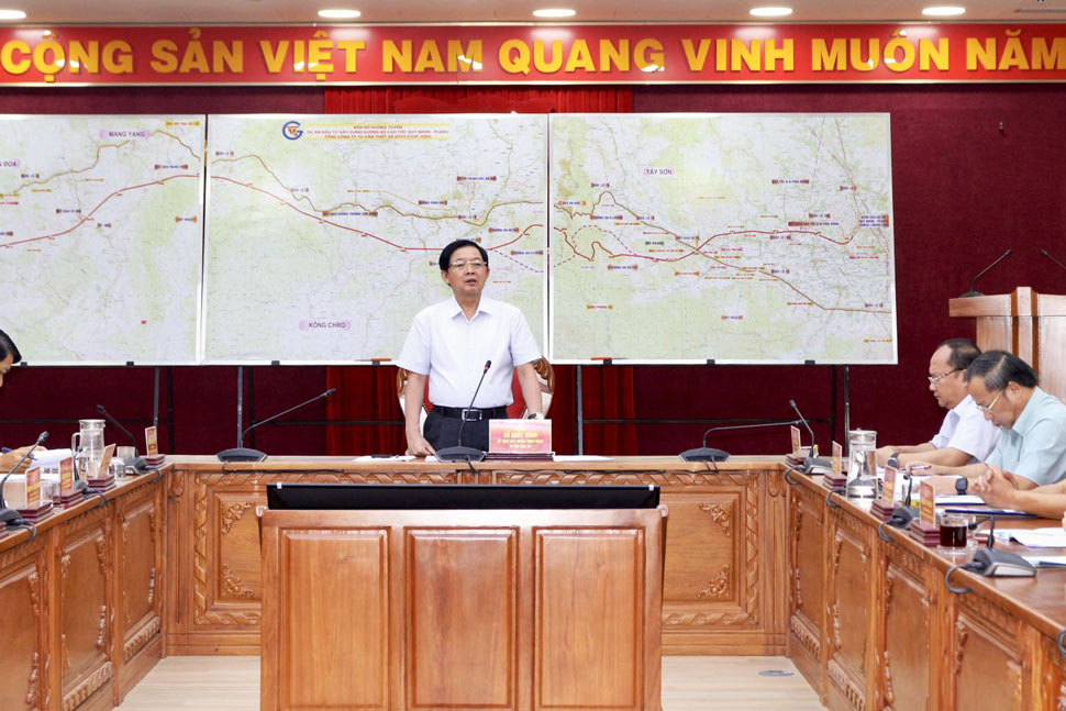 Bi thu Tinh uy Gia Lai Ho Quoc Dung chi dao tai phien hop. Anh: Cong thong tin Gia Lai