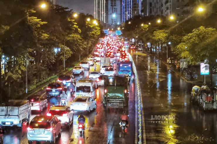 Huong Vo Chi Cong di cau Nhat Tan co diem ngap nang ngay gan nut giao Vo Chi Cong - Xuan La nen cac phuong tien don het sang lan danh rieng cho oto.