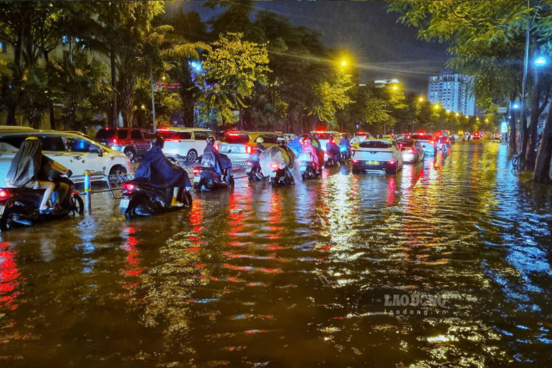 Den khoang 21h30, troi khong con mua to nhung mat duong Vo Chi Cong nuoc van ngap menh mong.