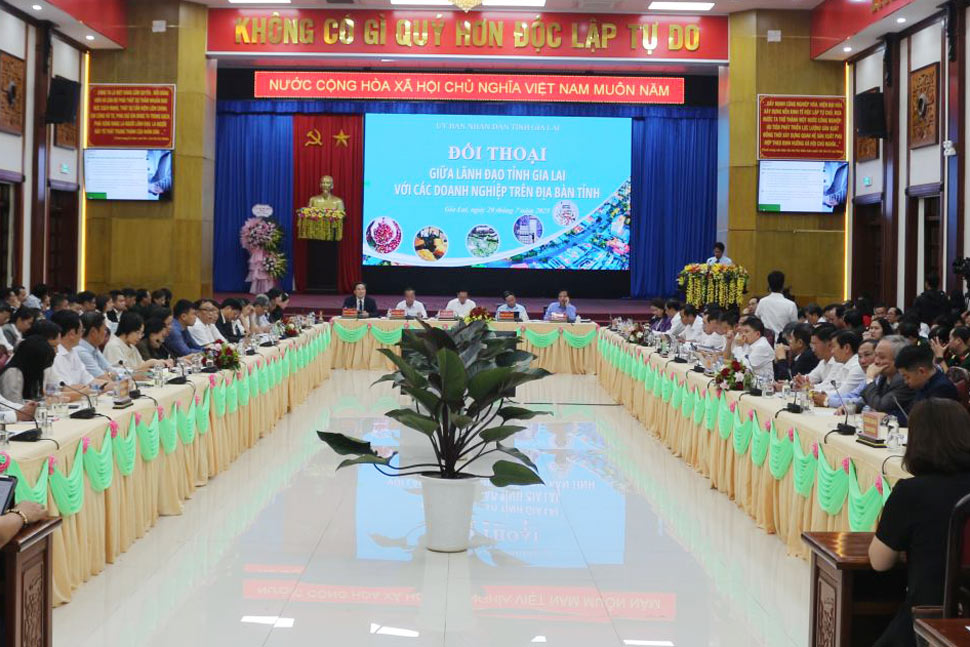 Lanh dao tinh Gia Lai doi thoai voi cac doanh nghiep. Anh: Cong thong tin Gia Lai