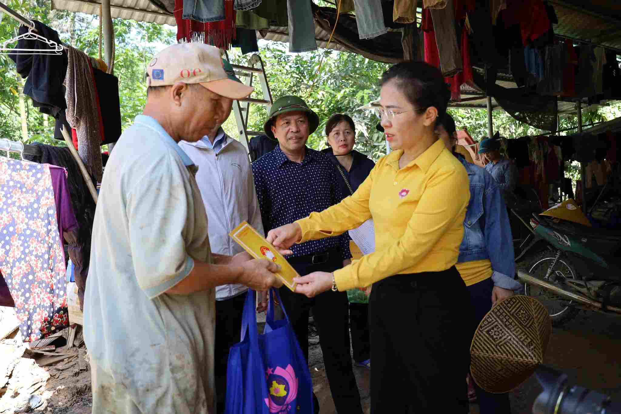 La Sra. Vo Thi Minh Sinh - Subsecretaria del Comite del Partido Provincial del Partido de la Patria de Vietnam de la provincia - Jefa de la Delegacion de la Asamblea Nacional de la provincia de Nghe An entrega regalos para apoyar a la poblacion en las zonas inundadas. Foto: Ngoc Anh
