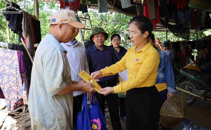 Ms. Vo Thi Minh Sinh - Deputy Secretary of the Provincial Party Committee, Chairwoman of the Provincial Vietnam Fatherland Front Committee, Head of the National Assembly Delegation of Nghe An province presented gifts to support people in flooded areas. Photo: Ngoc Anh