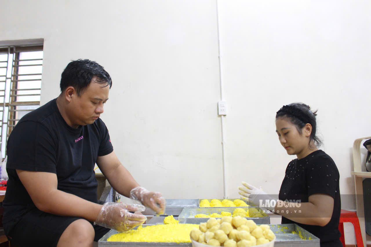 Anh Tai cung vo goi banh theo don dat cua khach. Anh: Le Tuyen