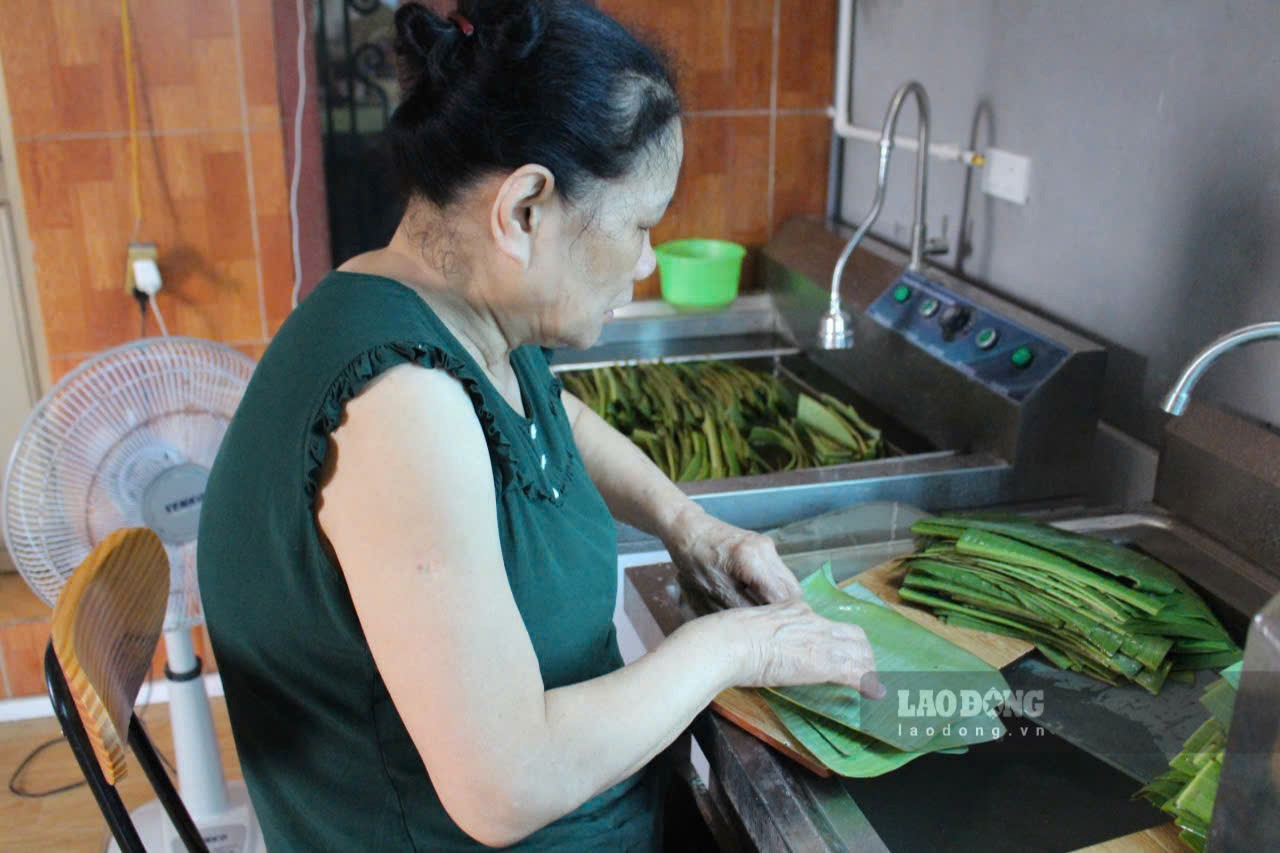 Ba Mai rua la chuoi de goi banh. Anh: Le Tuyen
