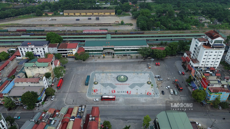 改修・アップグレードに120億ドンを投資した後のラオカイ駅広場の新しい写真。写真:ディン・ダイ