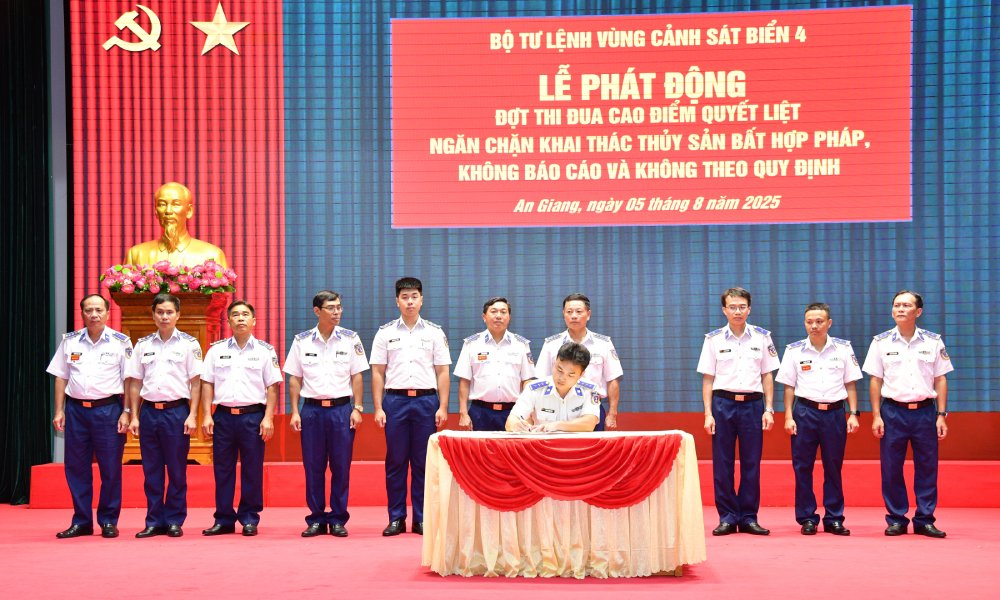 Representatives of agencies and units signing emulation agreements are determined to prevent, stop, and not allow Vietnamese fishing vessels to operate in foreign waters. Photo: Duc Thai