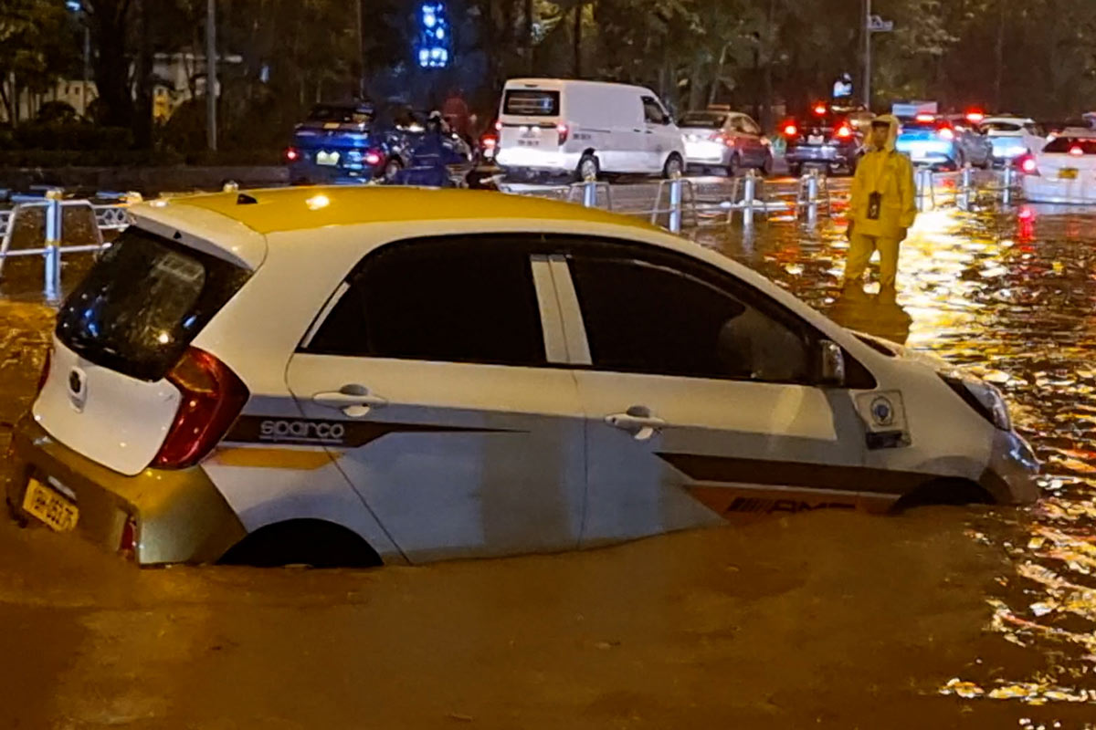 Vo Chi Cong Street in Hanoi is heavily flooded, cars float in the water