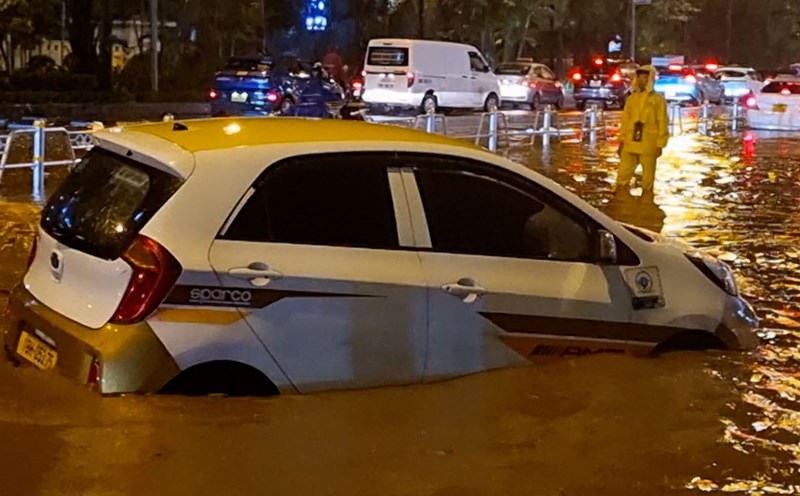 Vo Chi Cong Street in Hanoi is heavily flooded, cars float in the water