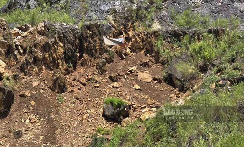 Tình trạng người dân vào đào bới, moi móc quặng tại mỏ sắt Ngườm Cháng lại tái diễn. Ảnh: Tân Văn