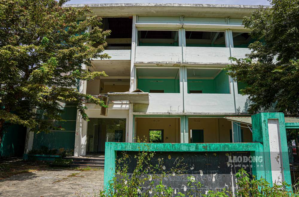 Nam ngay mat tien khu do thi Dong Nam Thuy An (TP Hue), mot toa nha cong san 3 tang xay dung tren khu dat rong gan 620m² dang trong tinh trang hoang phe nghiem trong. 