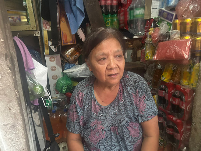 Mme Pham Thi Tuyet a accroche 3 generations dans une maison a 5 carres a Hanoi. Photo: Quynh an