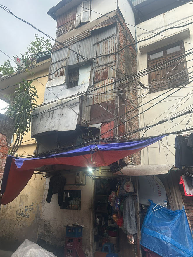Can nha trong ngo nho o Ha Noi, von la gian bep, sau duoc chong ba coi noi lam thanh 5 tang de sinh hoat. Anh: Quynh An