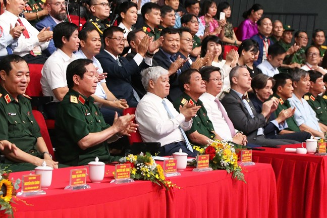 El Sr. Do Van Chien - Miembro del Buro Politico del Partido Secretario del Comite Central del Partido Secretario del Comite del Partido del MTTQ de las organizaciones centrales Presidente del Comite Central del MTTQ de Vietnam junto con los delegados asistieron al programa. Foto: Tien Dat