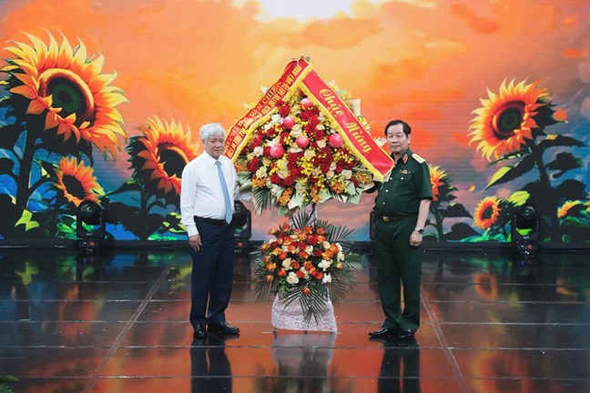 Ong Do Van Chien - Uy vien Bo Chinh tri, Bi thu Trung uong Dang, Bi thu Dang uy MTTQ, cac doan the Trung uong, Chu tich Uy ban Trung uong MTTQ Viet Nam tang hoa chuc mung chuong trinh. Anh: Tien Dat 