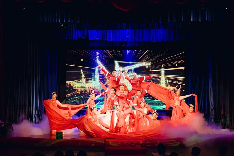 공연은 노동자의 공동 목표를 향한 단결 정신을 보여줍니다. 사진: 히엔 칸