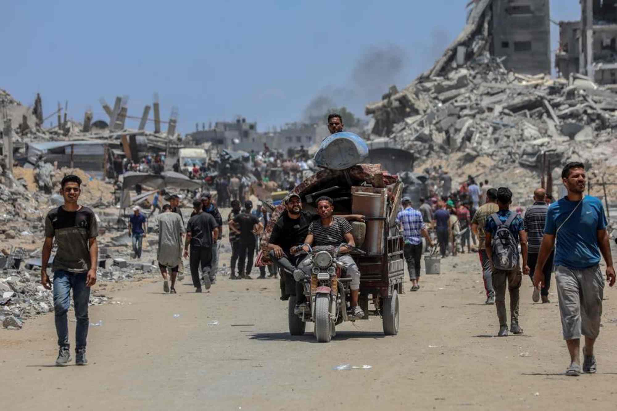 2025년 6월 4일 가자 지구 북부 베이트 라히아 마을의 팔레스타인 사람들. 사진: 신화통신