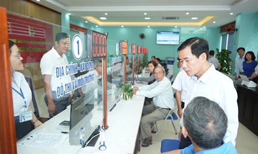 Chủ tịch UBND TP Huế Nguyễn Văn Phương kiểm tra việc tiếp nhận, xử lý hồ sơ cho người dân ở cấp xã. Ảnh: Hoài Thanh
