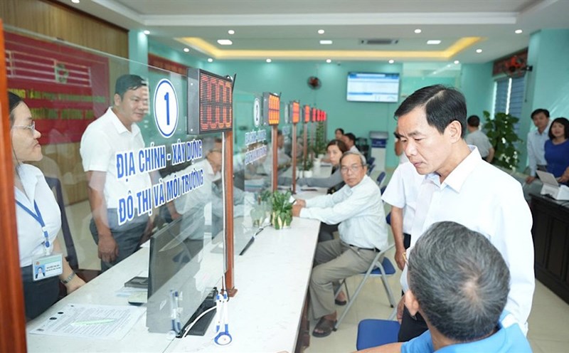 Chairman of Hue City People's Committee Nguyen Van Phuong inspected the reception and processing of records for people at the commune level. Photo: Hoai Thanh