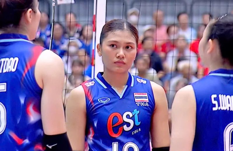 태국 여자 배구 대표팀의 핌피차야 미들 블로커가 SEA V.리그 2025 2차전을 앞두고 비판을 받고 있습니다. 비디오에서 캡처한 사진