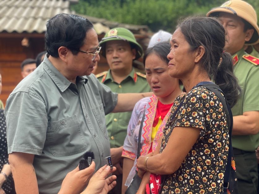 Prime Minister Pham Minh Chinh visited and encouraged people affected and severely damaged by floods and landslides in Dien Bien on August 3. Photo: VGP/Nhat Bac