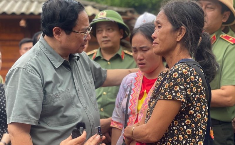 Prime Minister Pham Minh Chinh visited and encouraged people affected and severely damaged by floods and landslides in Dien Bien on August 3. Photo: VGP/Nhat Bac