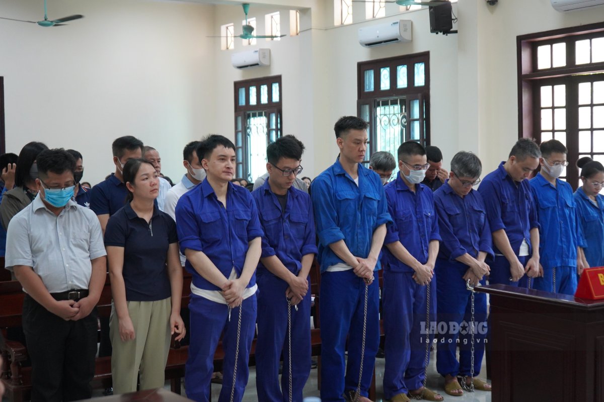 14 cán bộ hải quan Hải Phòng hầu tòa. Ảnh: Hoàng Khôi