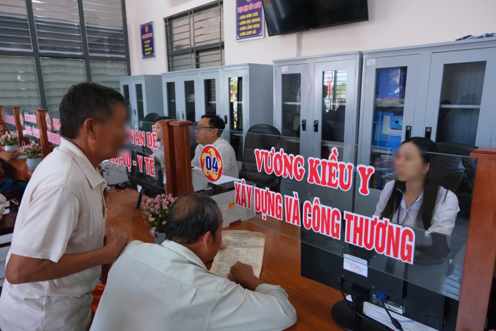Cadres and civil servants of Tan Thanh ward (Ca Mau) handle administrative procedures for people. Photo: Phong Linh