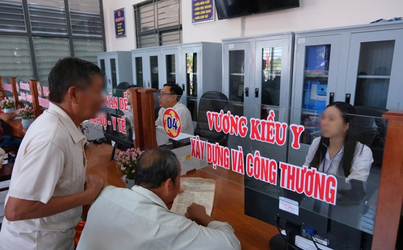 Cadres and civil servants of Tan Thanh ward (Ca Mau) handle administrative procedures for people. Photo: Phong Linh