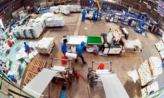 Công ty CP Bao bì Dầu khí Việt Nam mời chào giá cung cấp hạt nhựa PP tráng phục vụ sản xuất bao bì. Ảnh: PPC