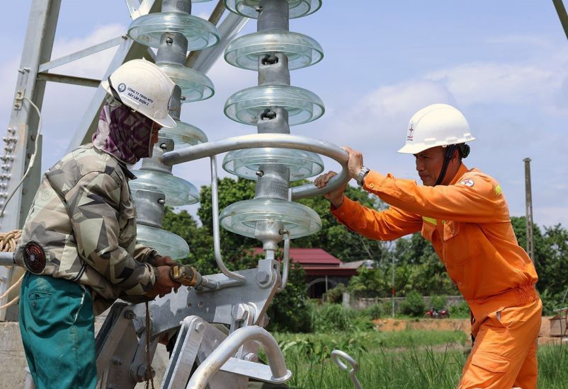 푸토성 부닌빈사 지역의 352번 기둥 위치에 절연 도자기 기둥 설치. 사진: TTXVN